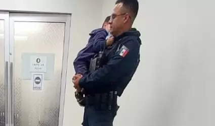 Rescatan a menor dejado al interior de un veh�culo