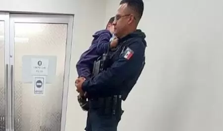 Rescatan a menor dejado al interior de un veh�culo