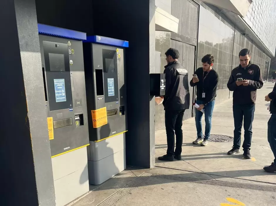 Clausuran estacionamientos de Plazas