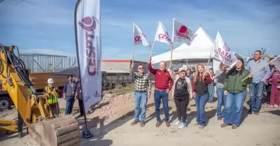 Introducci�n de red de agua potable en la colonia Valle Imperial