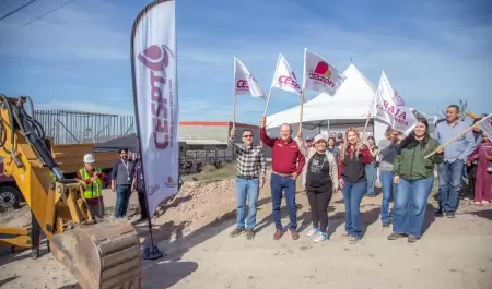 Introducci�n de red de agua potable en la colonia Valle Imperial