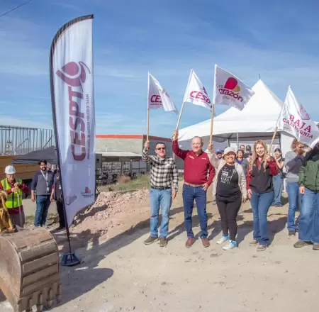Introducci�n de red de agua potable en la colonia Valle Imperial
