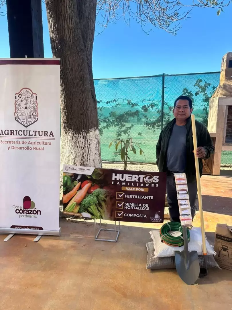 Entrega de paquetes de huertos familiares