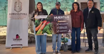 Entrega de paquetes de huertos familiares