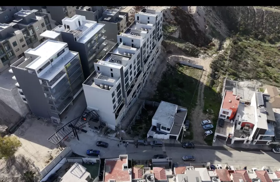 Vecinos de Tijuana exigen frenar descargas de aguas negras de lujoso edificio en su calle