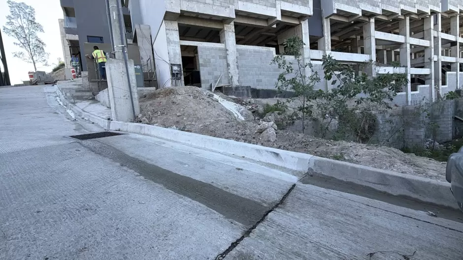 Vecinos de Tijuana exigen frenar descargas de aguas negras de lujoso edificio en su calle
