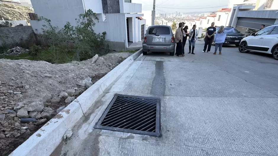 Vecinos de Tijuana exigen frenar descargas de aguas negras de lujoso edificio en su calle