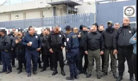 Oficiales de seguridad y custodia penitenciaria durante una manifestaci�n pac�fi