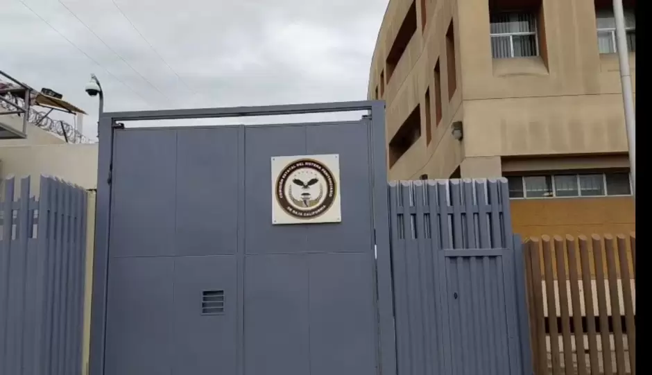 Oficiales de seguridad y custodia penitenciaria durante una manifestaci�n pac�fica para exigir mejoras salariales y condiciones laborales dignas.