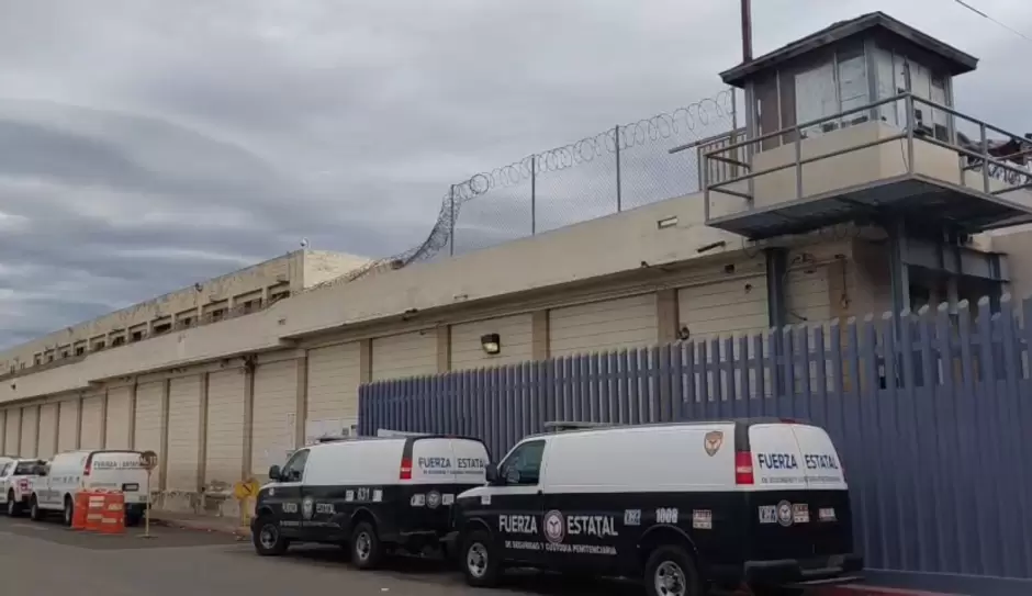 Oficiales de seguridad y custodia penitenciaria durante una manifestaci�n pac�fica para exigir mejoras salariales y condiciones laborales dignas.