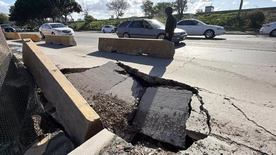 Nuevo socavón obliga al cierre parcial de la Vía Rápida Oriente