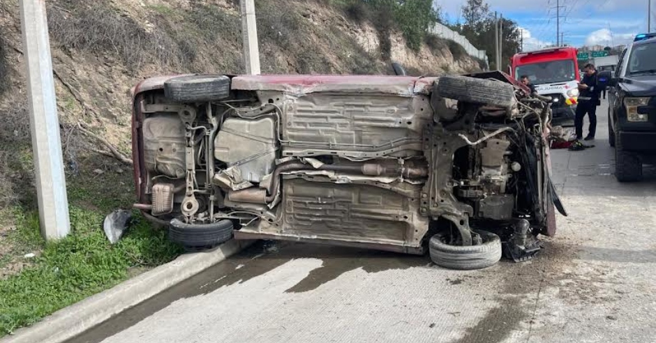 Atienden volcadura con una persona sin vida en el bulevar Rosas ...
