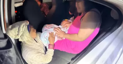 Auxilian a mujer en labor de parto brindando apoyo para el buen nacimiento de su