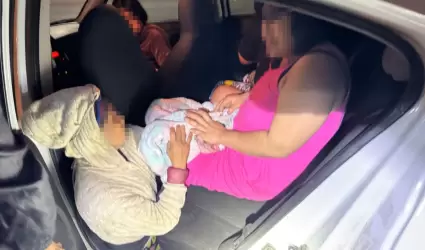 Auxilian a mujer en labor de parto brindando apoyo para el buen nacimiento de su