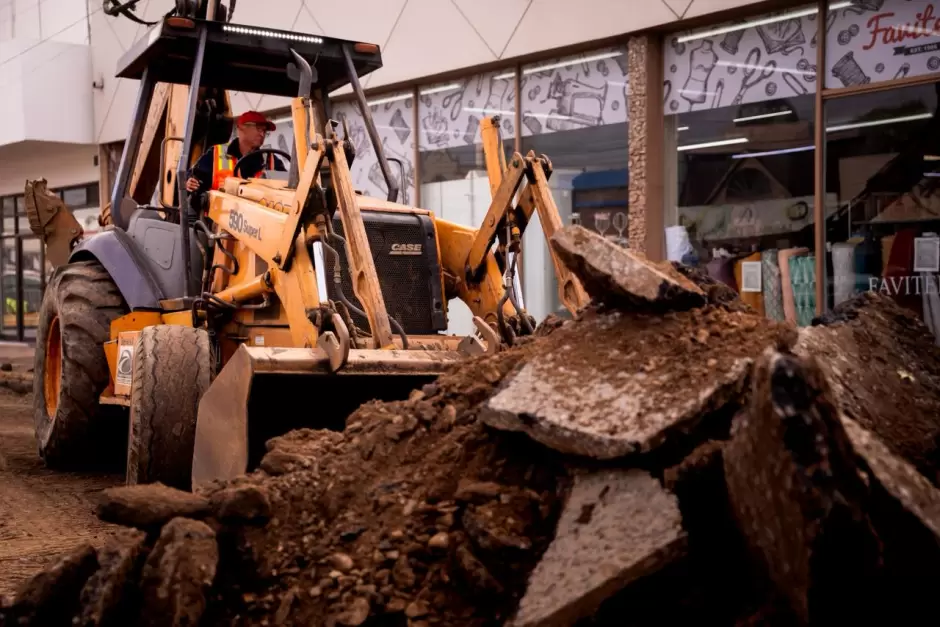 Colocación de concreto hidráulico (whitetopping) en la avenida Juárez