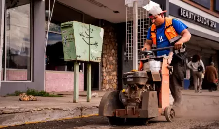 Colocaci�n de concreto hidr�ulico (whitetopping) en la avenida Ju�rez