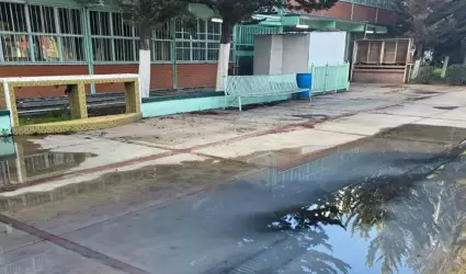 Derrame de aguas negras afecta a la Preparatoria Federal L�zaro C�rdenas