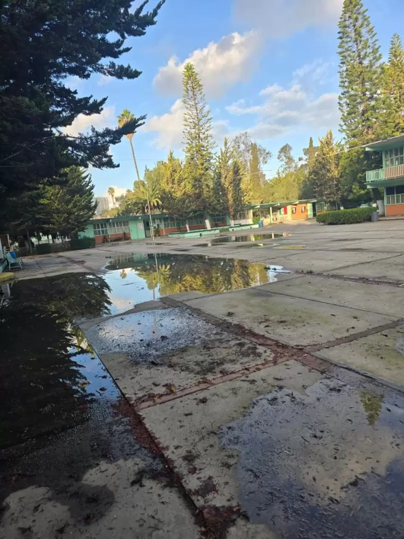 Derrame de aguas negras afecta a la Preparatoria Federal L�zaro C�rdenas