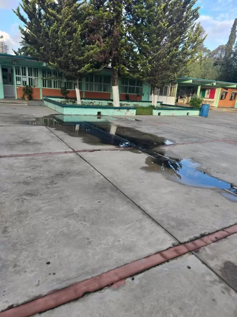 Derrame de aguas negras afecta a la Preparatoria Federal L�zaro C�rdenas
