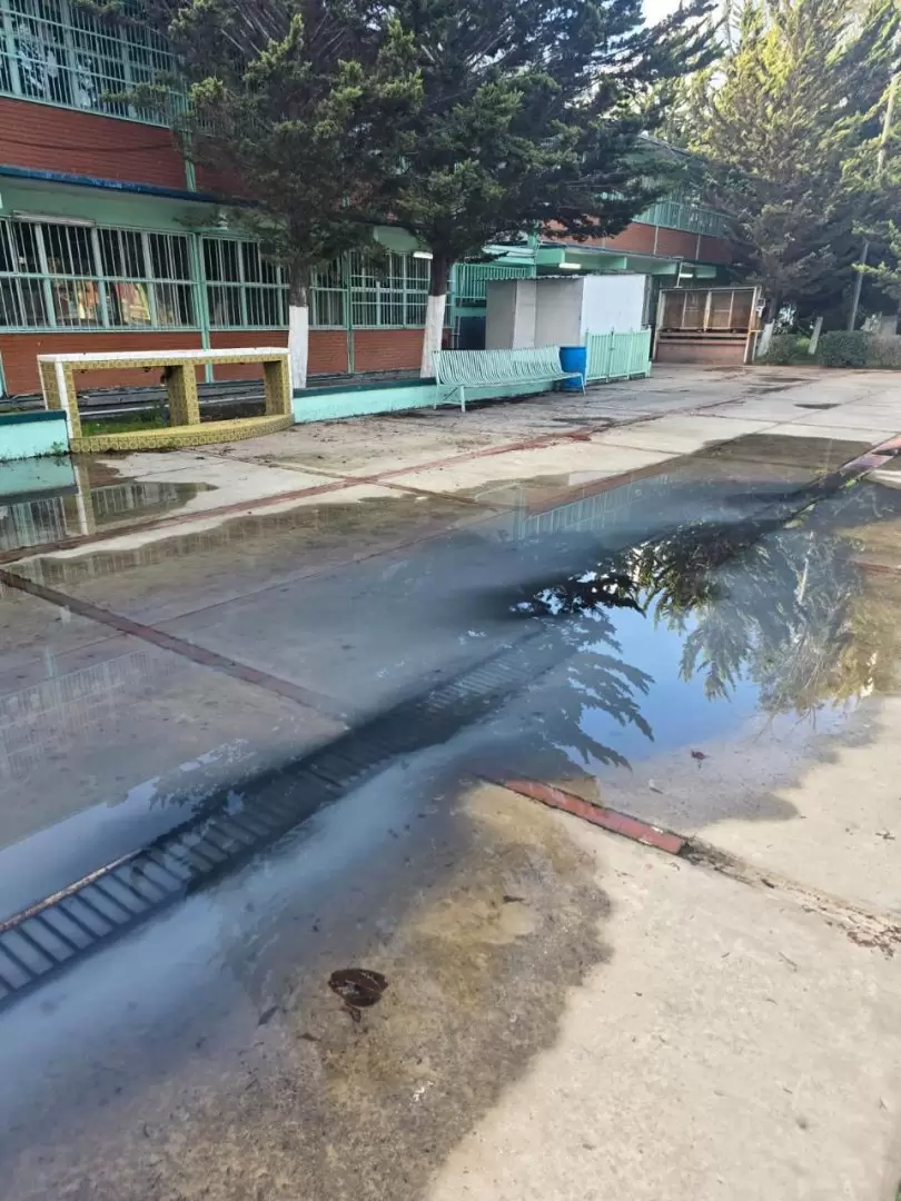 Derrame de aguas negras afecta a la Preparatoria Federal L�zaro C�rdenas