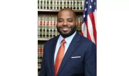 Damon M. Brown como Asesor Jur�dico del Condado