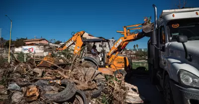 Retiran toneladas de basura y escombros en colonias de la ciudad