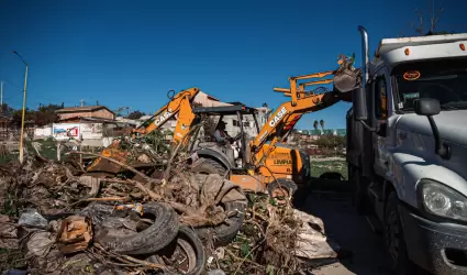 Retiran toneladas de basura y escombros en colonias de la ciudad