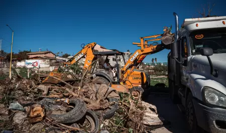 Retiran toneladas de basura y escombros en colonias de la ciudad