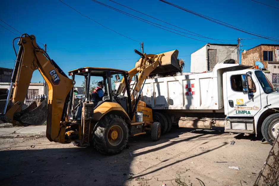 Retiran toneladas de basura y escombros en colonias de la ciudad