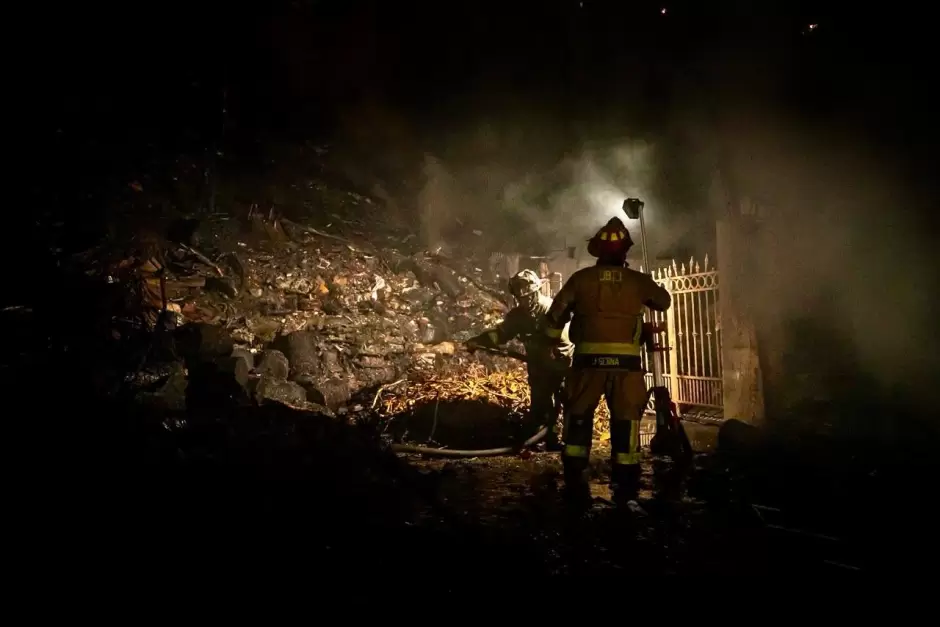 Atiende Ismael Burgue�o a familias afectadas por incendio en Rancho Las Flores