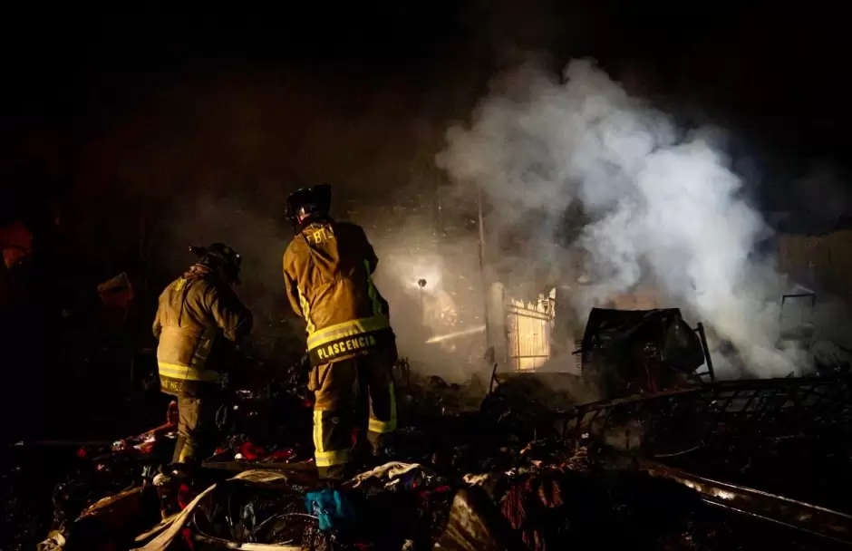 Atiende Ismael Burgue�o a familias afectadas por incendio en Rancho Las Flores