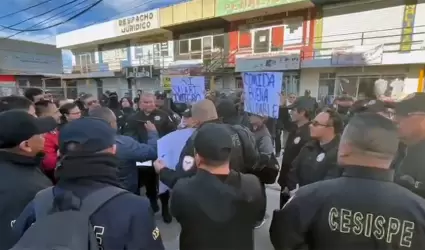 Se manifiestan custodios de "La Peni" para exigir aumento salarial