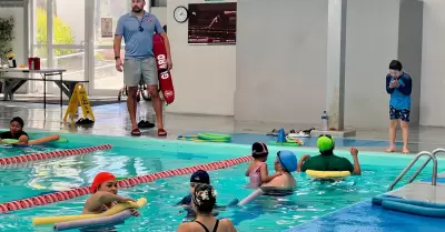 Programas de nataci�n a bajo costo en Centros Acu�ticos