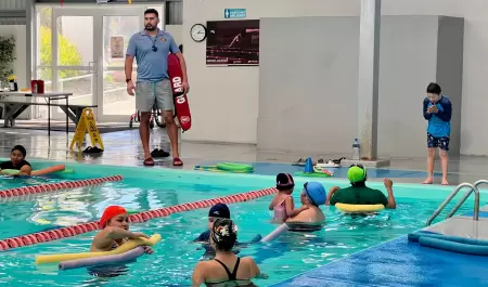 Programas de nataci�n a bajo costo en Centros Acu�ticos