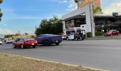 Cybertruck morada de "La Nicholette"