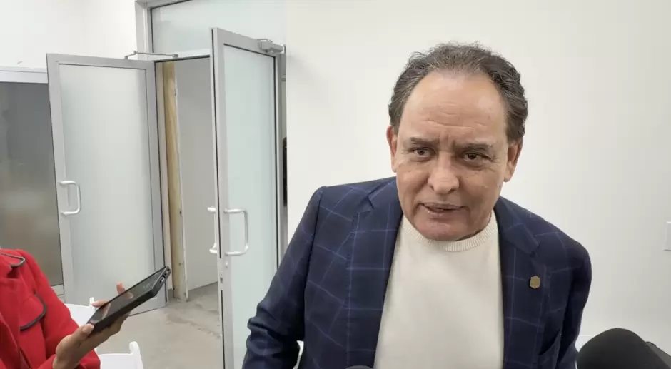 Adri�n Amarillas, secretario de salud de Baja California.