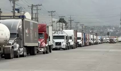 Garita Otay 2 camiones de exportaci�n