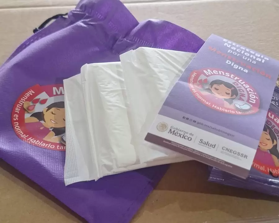 Entregan paquetes de menstruaci�n