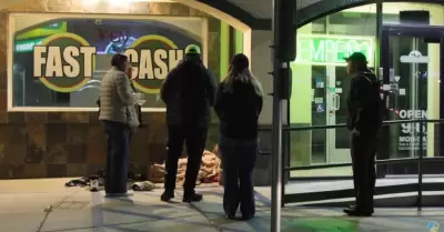 Voluntarios recorren comunidades locales a pie y en coche para interactuar con p