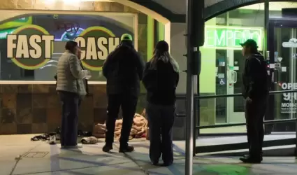 Voluntarios recorren comunidades locales a pie y en coche para interactuar con p