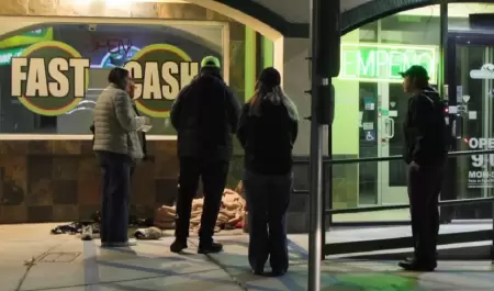 Voluntarios recorren comunidades locales a pie y en coche para interactuar con p