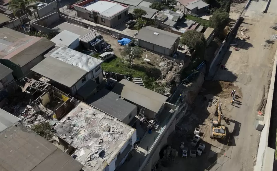 Vecinos del Ca��n Otay denuncian da�os por Viaducto Elevado