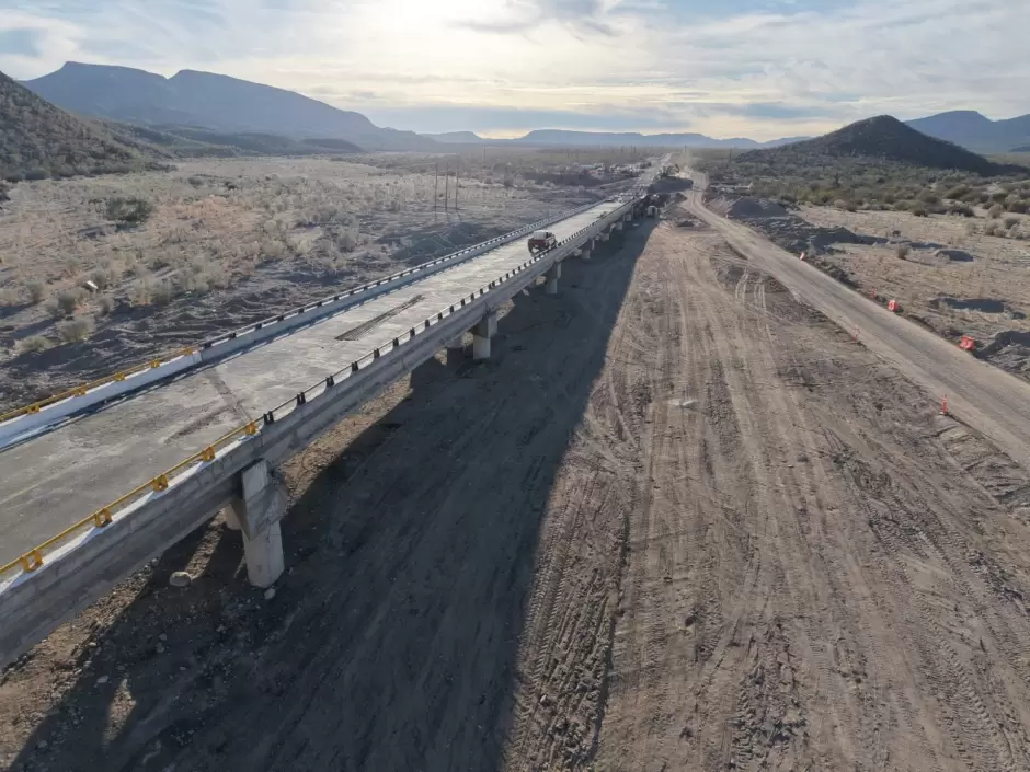 Obras de infraestructura carretera y educativa en Baja California