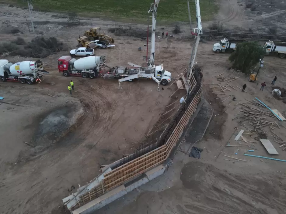 Obras de infraestructura carretera y educativa en Baja California