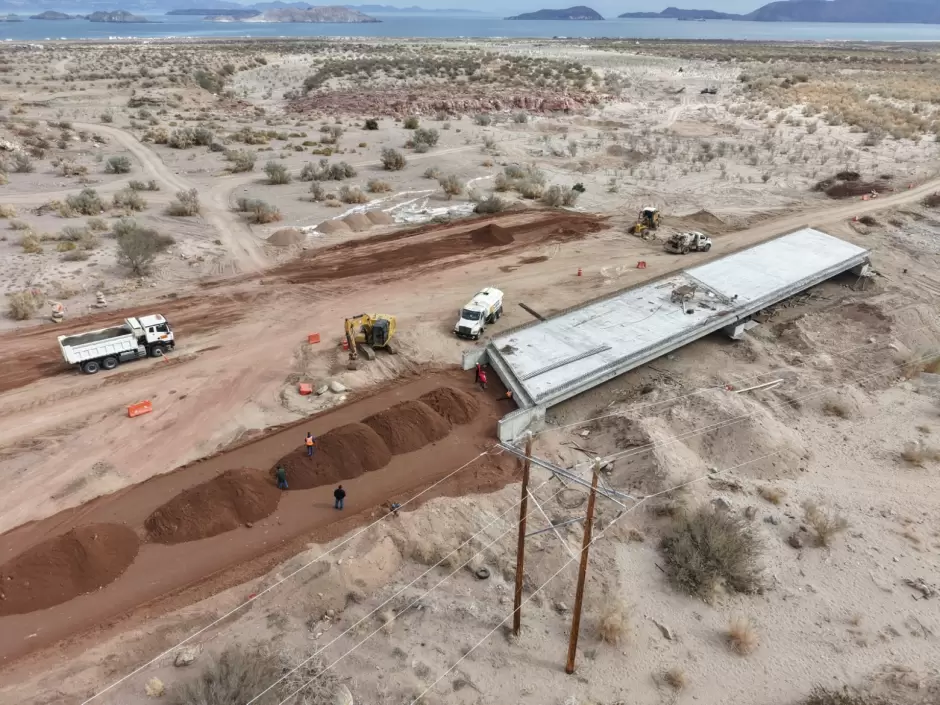 Obras de infraestructura carretera y educativa en Baja California