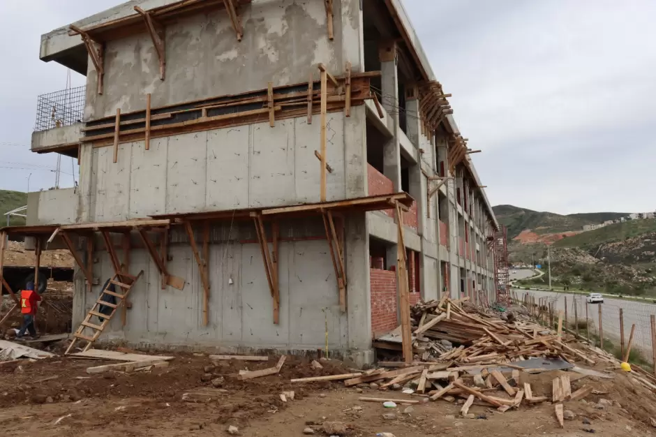 Obras de infraestructura carretera y educativa en Baja California