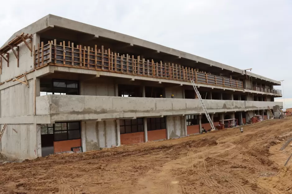 Obras de infraestructura carretera y educativa en Baja California