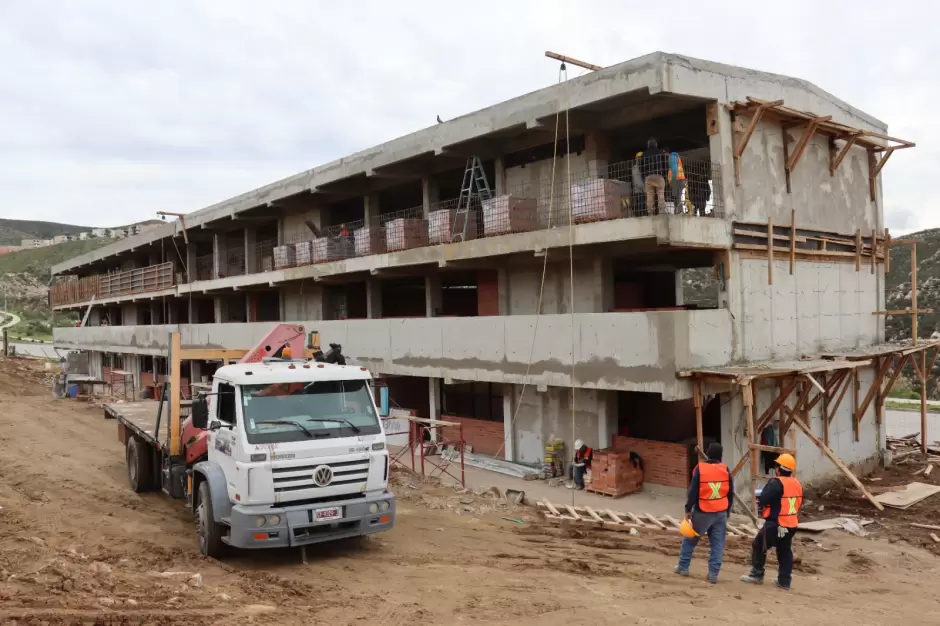 Obras de infraestructura carretera y educativa en Baja California