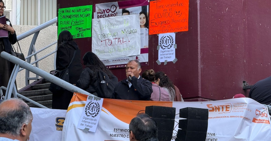 Docentes y padres se manifiestan para exigir el pago de adeudos a ...