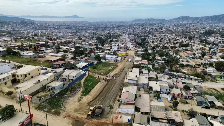 Claudia Agat�n encabeza revestimiento de calles en la colonia Rosas Magall�n